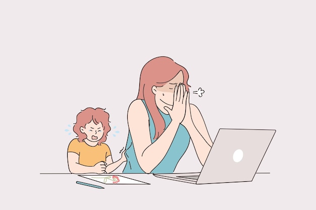 Усталая напряженная молодая женщина-мать пытается работать из дома за ноутбуком с плачущим малышом