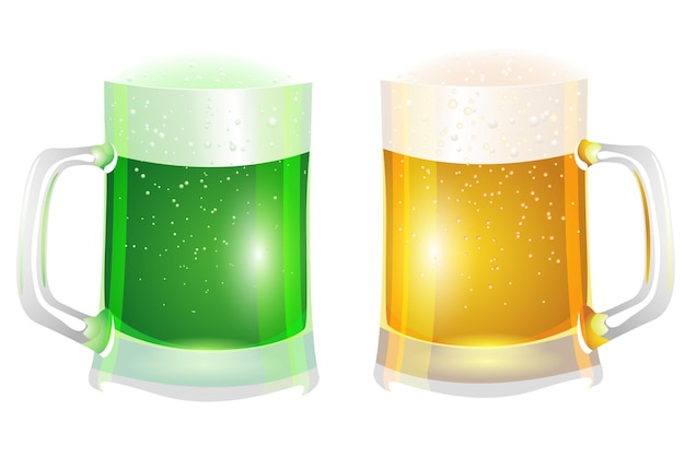 Twee glazen bier Groen en licht voor de vakantie St. Patrick's Day. Geïsoleerd op witte achtergrond