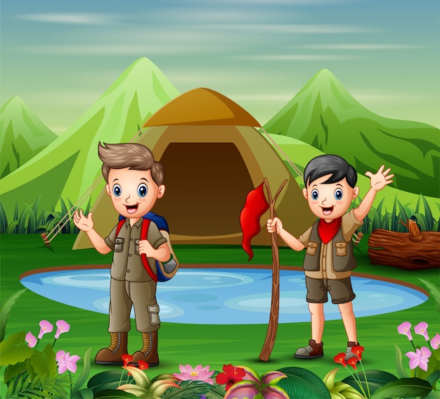 Twee jongens in camping uniform verkennen van een natuur