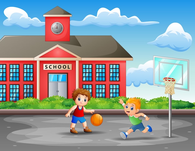 Два мальчика играют в баскетбол на площадке