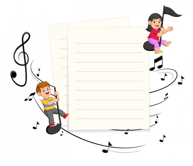 Due bambini che guidano le note musicali con fondo in bianco di carta