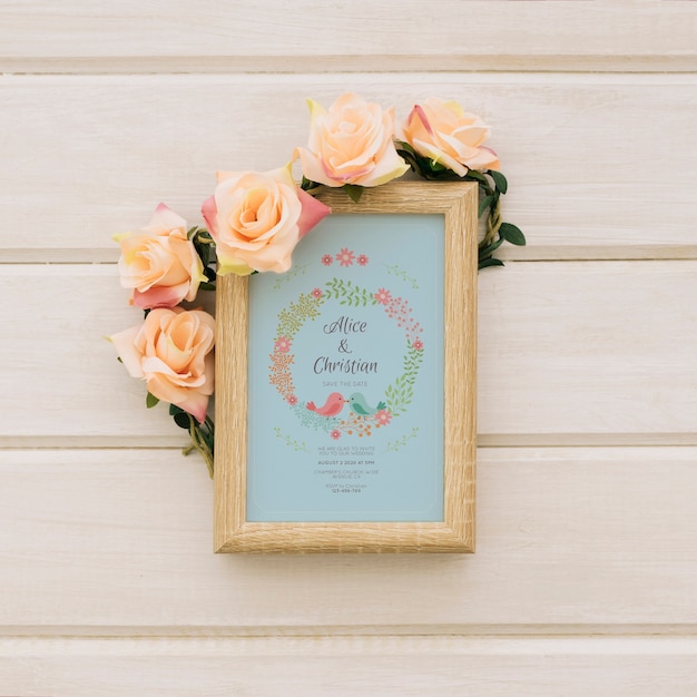 uitnodiging van het huwelijk met bloemen krans