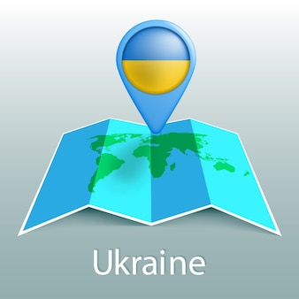 Mappa del mondo di bandiera ucraina nel perno con il nome del paese su sfondo grigio