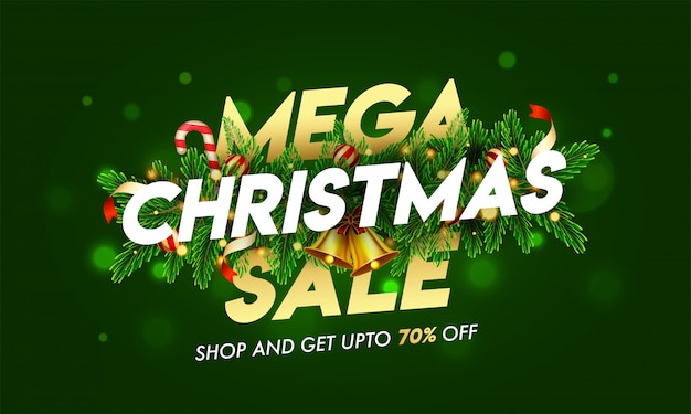 Fino al 70% di sconto per il testo mega christmas sale decorato con jingle bell, foglie di pino, palline e ghirlanda luminosa su bokeh verde per la pubblicità.