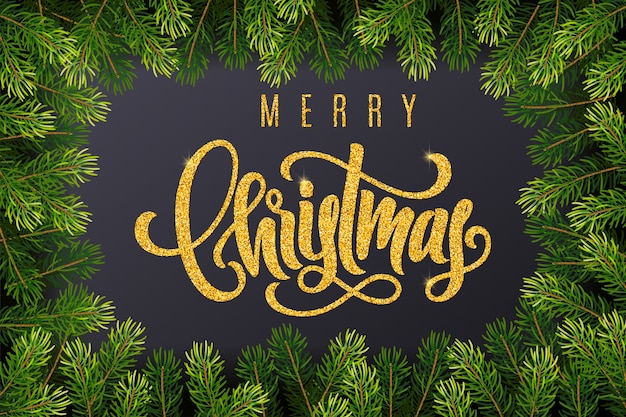 Vakantie geschenkenkaart met gouden hand belettering merry christmas en fir boomtakken op donkere achtergrond