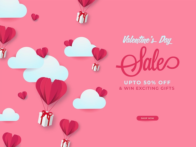 Design di poster di vendita di san valentino con offerta di sconto, palloncini cuore tagliati di carta, scatole regalo e nuvole su sfondo rosa.