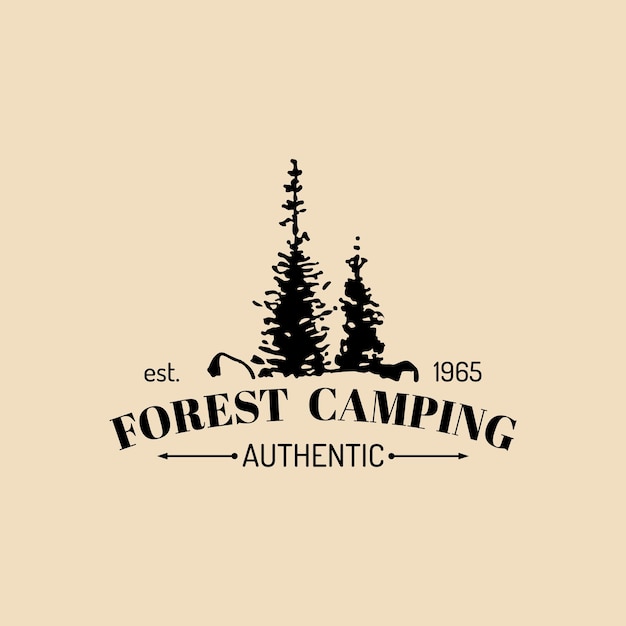 Vector kamp logo Toerisme bord met hand getrokken sparren illustratie Retro hipster embleem badge label van outdoor avonturen