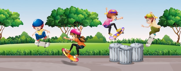 Vier kinderen skateboarden in het park