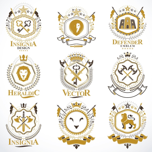 Vintage decoratieve heraldische vector emblemen samengesteld met elementen zoals adelaarsvleugels, religieuze kruisen, arsenaal en middeleeuwse kastelen, dieren. Verzameling van stijlvolle symbolische illustraties.