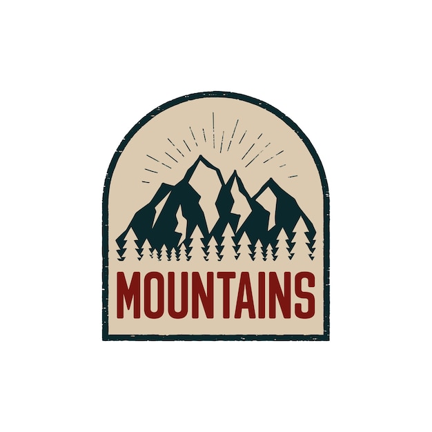 Toppa con logo avventura disegnata a mano vintage con montagne, foresta.