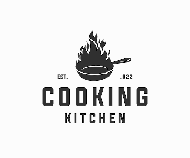 Vintage oude koekenpan gietijzer met vuur, klassiek restaurant keuken logo