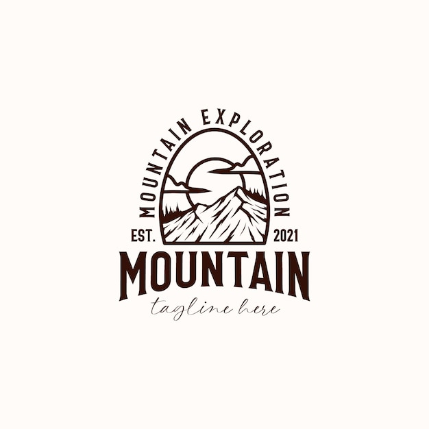 Vintage Sunrise Mountain Pine Tree groenblijvende boom voor buiten avontuur Logo ontwerpsjabloon