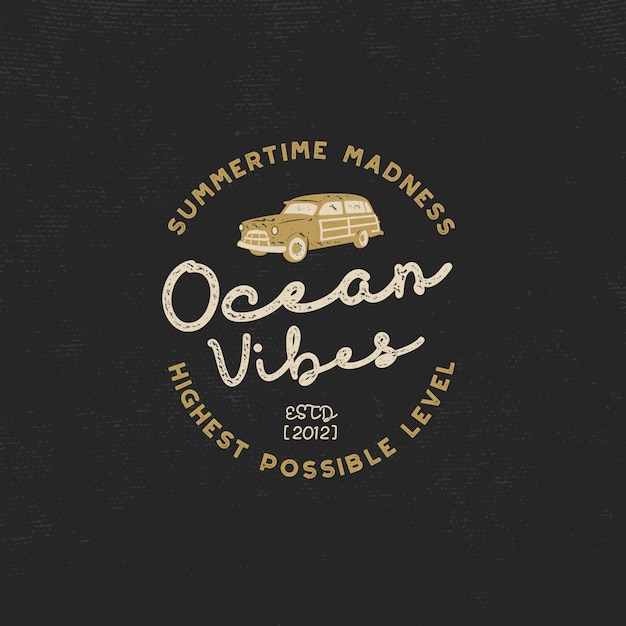 Vintage surfen. ocean vibes met surfauto en retro typografie