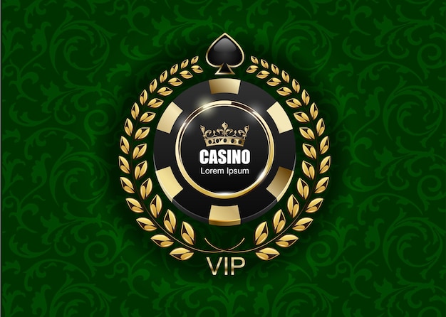 Vipポーカーの豪華な黒と金色のチップベクトルカジノのロゴの概念。緑の花柄の布の背景に王冠、月桂樹の花輪、スペードとロイヤルポーカークラブのエンブレム