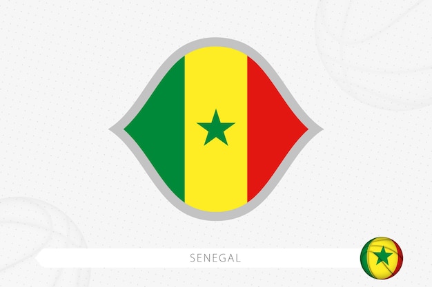 Vlag van Senegal voor basketbalcompetitie op grijze basketbalachtergrond.