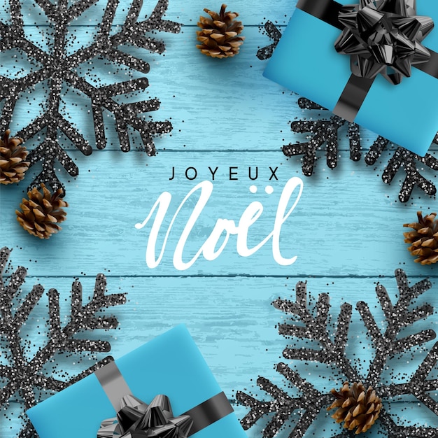 Vrolijk kerstfeest gelukkig nieuwjaar. Xmas samenstelling op houten achtergrond. Ontwerp Realistische geschenkdozen, decoratie sneeuwvlok zwarte kleur, witte slinger, dennenappel. Blauwe houtstructuur. Platliggend, bovenaanzicht.