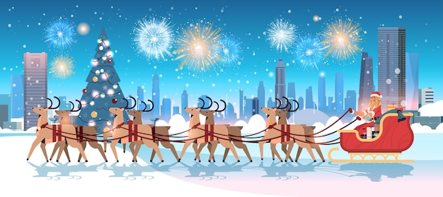 Vrouw in santa claus kostuum berijdende slee met rendieren gelukkig nieuwjaar vrolijk kerstfeest vakantie viering concept vuurwerk in lucht stadsgezicht achtergrond horizontale vector illustratie