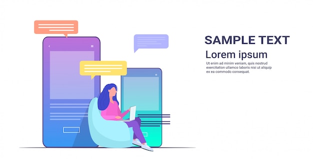 vrouw met laptopcomputer chatten app sociaal netwerk toespraak praatje bubble communicatieconcept