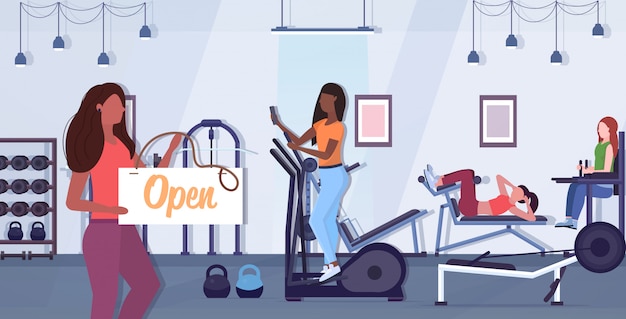 vrouwelijke fitnesstrainer met open bord