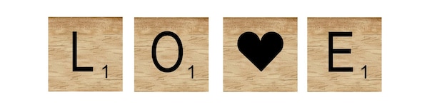 Love라는 글자가 있는 나무 스크래블 타일의 수채화 그림