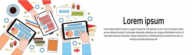 Werkplaats hoogste mening, zakenluihanden die diagrammen en documenten, digitale tabletten en laptop horizontale bannermalplaatje gebruiken