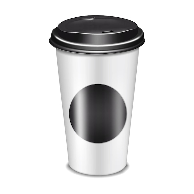 Кофейная чашка на вынос из белой бумаги с пустой черной круглой наклейкой и макетом пластиковой крышки