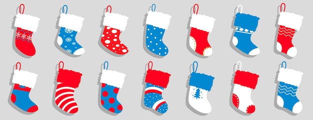 Vettore calze regalo per le vacanze invernali in un design piatto calze di natale con vari ornamenti tradizionali colorati per le festività calze di cartone animato con regali calze di capodanno