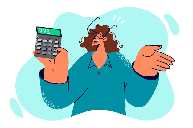 Женщина-бухгалтер с калькулятором в руках улыбается и демонстрирует сумму потенциального дохода