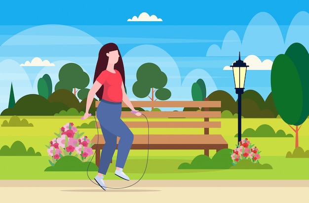 縄跳び太りすぎの女の子トレーニングトレーニング減量コンセプト都市公園風景背景フラット全長水平図をジャンプで演習を行う女性