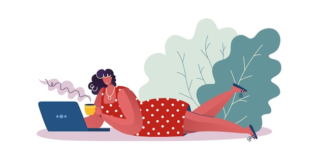 コーヒーを飲む女性 横になっているとラップトップに取り組んでいる漫画の女性