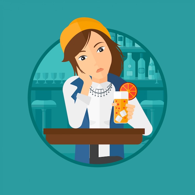 バーでオレンジ色のカクテルを飲む女性。