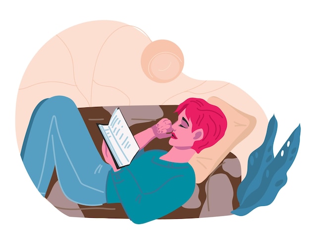 Женщина лежит на диване и читает интересную историю Хобби книжного червя и концепция досуга дома
