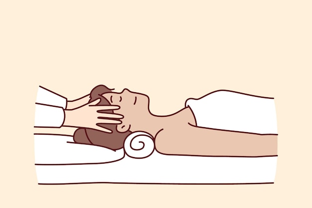 La donna nella sala massaggi giace sul divano vicino alle mani specialista della spa facendo la procedura di ringiovanimento del viso