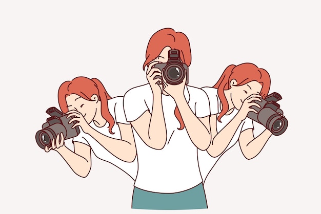 Женщина-фотограф держит камеру для создания фоторепортажей и смотрит в разных направлениях