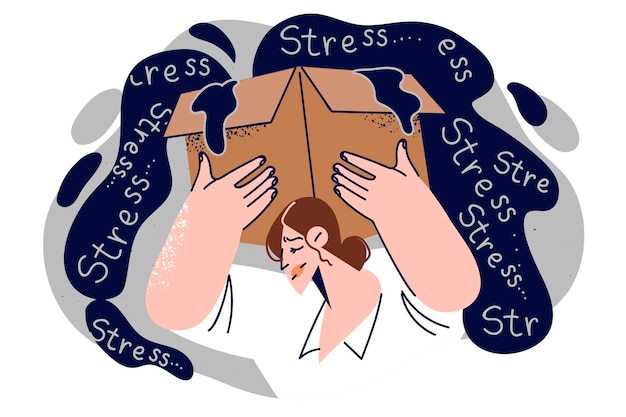 La donna soffre di molto stress che causa problemi di salute e apatia sta con una scatola di cartone sulla schiena