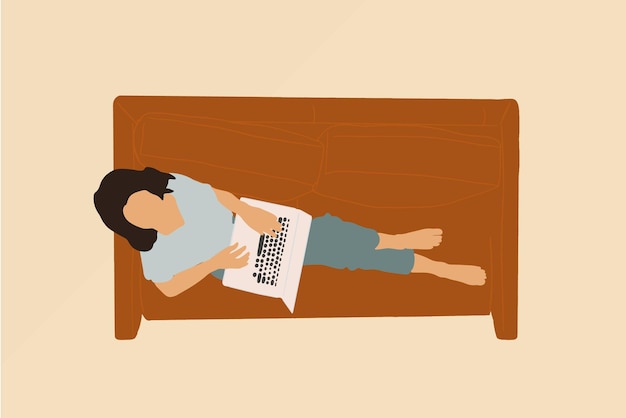 Женщина работает с ноутбуком из дома на диване