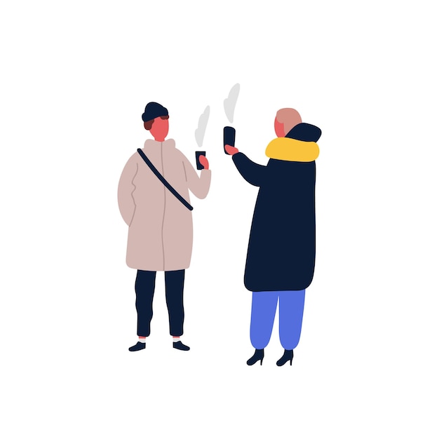뜨거운 음료 평면 벡터 삽화와 함께 서 있는 여성과 남성. 친구 모임, 찻잔으로 의사 소통. 겨울 옷을 입은 두 사람이 흰색으로 격리된 만화 캐릭터를 이야기하고 있습니다.