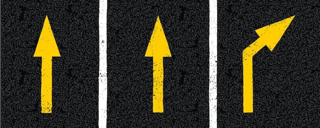 Желтые указатели со стрелками на асфальтированной дороге, вид сверху