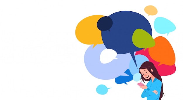 Вектор Молодая девушка обмен сообщениями холдинг сотовые смартфоны на фоне красочных чат пузыри фона социальные медиа