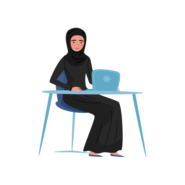 Молодая мусульманская бизнесменка, сидящая за столом с ноутбуком, работает в офисе. Женский персонаж мультфильма в длинном черном платье и хиджабе. Цветная векторная иллюстрация в плоском стиле, изолированная на белом фоне.