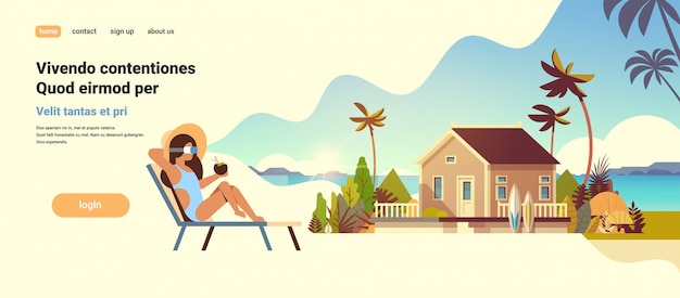 Giovane donna bikini indossare occhiali digitali seduto sdraio lettino realtà virtuale visione villa casa tropicale spiaggia vacanze estive concetto piatta