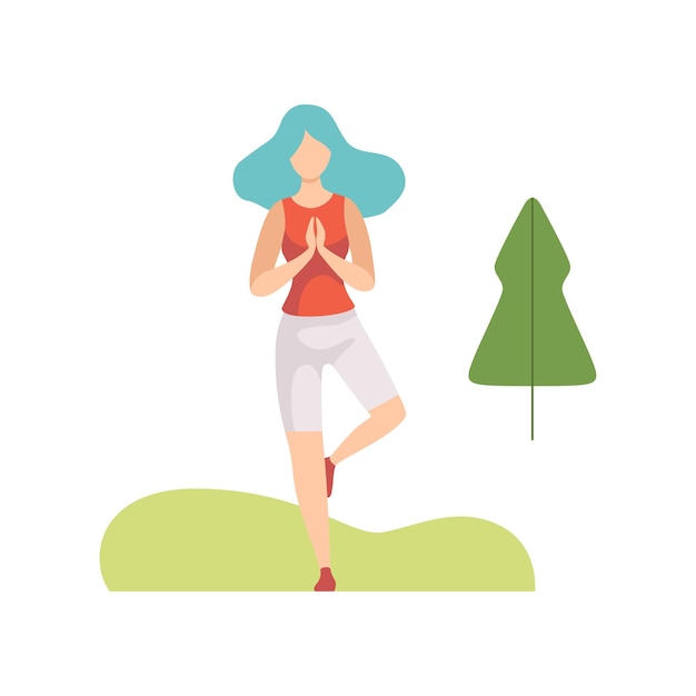 Молодая женщина занимается йогой в парке. девушка расслабляется и наслаждается природой на открытом воздухе.