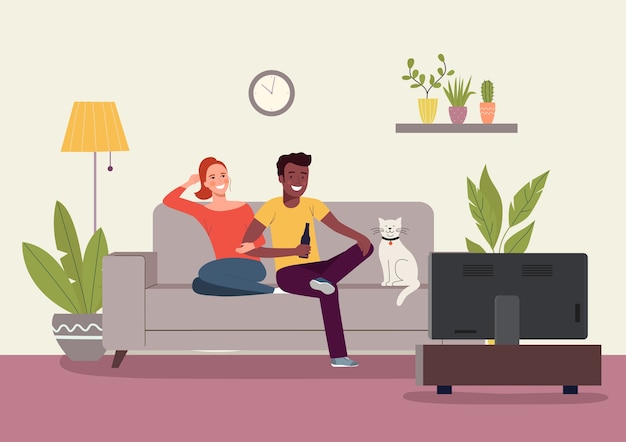 Молодая женщина мужчина и кошка сидят на диване и смотрят телевизор в гостиной