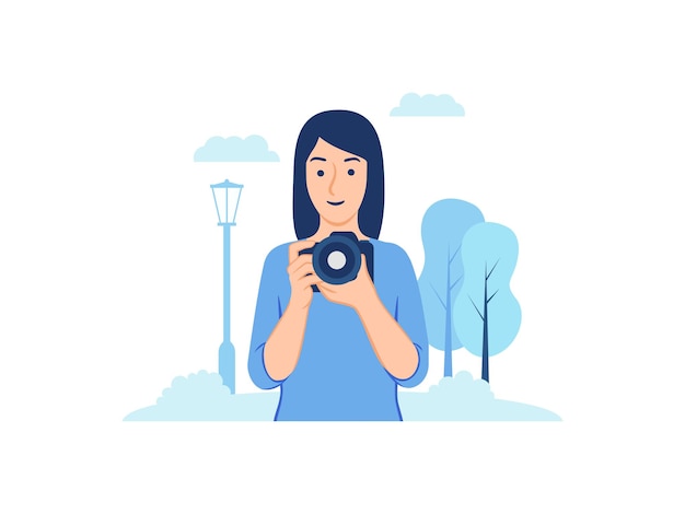 Молодая женщина-фотограф держит камеру, фотографирующую на открытом воздухе в парке, иллюстрации концепции