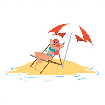Giovane donna che si distende sulla spiaggia seduta in sedia e ombrellone