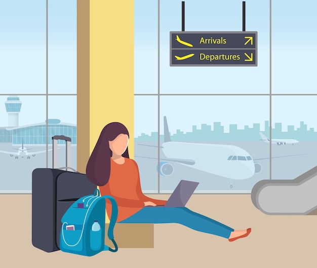 가방과 배낭을 메고 공항 라운지에 앉아 노트북 작업을 하는 젊은 여성