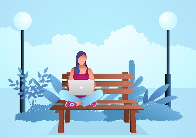 Молодая женщина сидит на деревянной скамейке в парке во время работы с ноутбуком