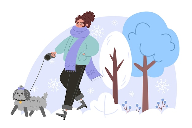 Молодая женщина гуляет с маленькой кудрявой собакой в зимнем лесу