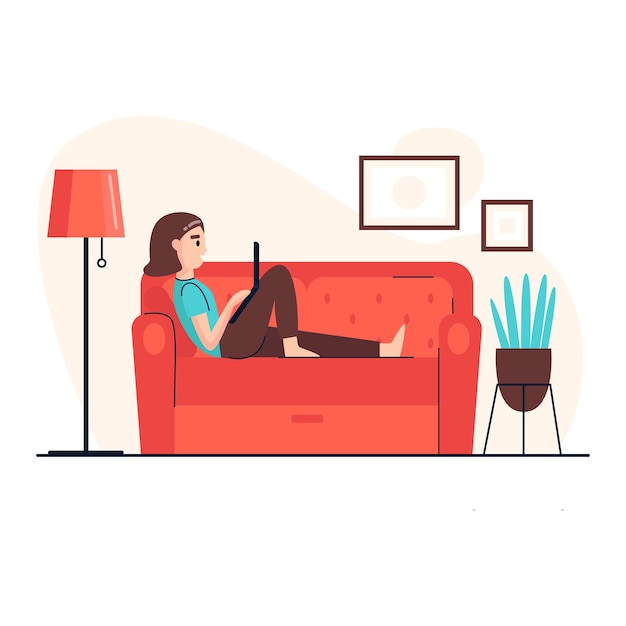Молодая женщина работает на ноутбуке и лежит дома на диване. Работа на дому. Домашний офис.