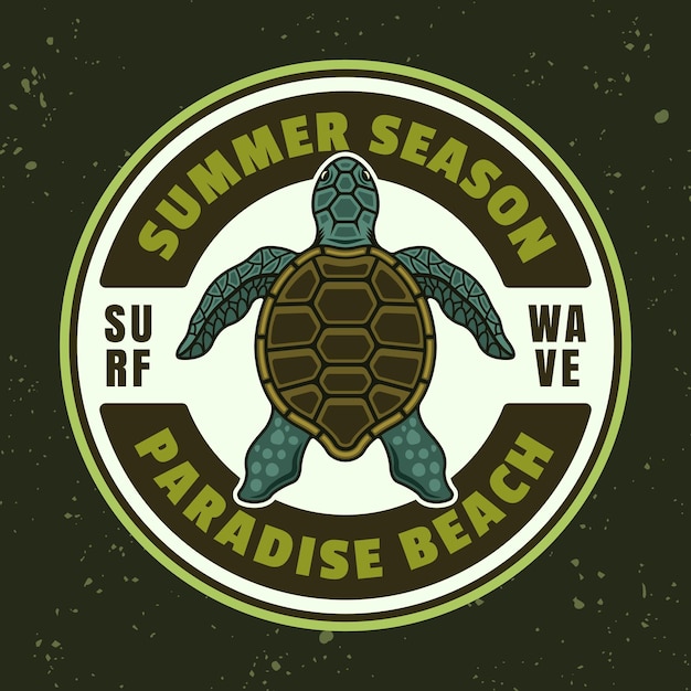 Vector zomerseizoen vector vintage embleem label badge of logo met zeeschildpad bovenaanzicht illustratie in kleurrijke cartoon stijl op donkere achtergrond